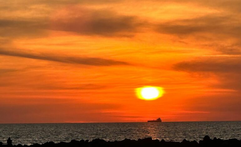 Goditi un tramonto così da BASE  Prenota il tuo tavolo per un meraviglioso Aperi…